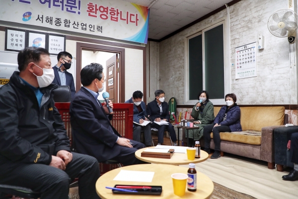 20일 김홍장 시장이 직업소개소 관계자와 대화를 하고 있다.