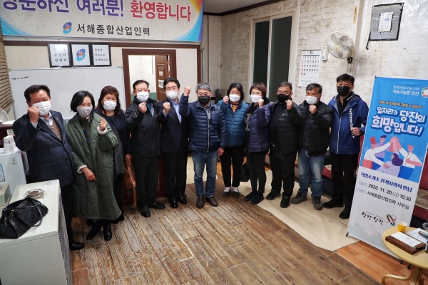 20일 김홍장 시장이 직업소개소 관계자와 대화를 하고 있다.