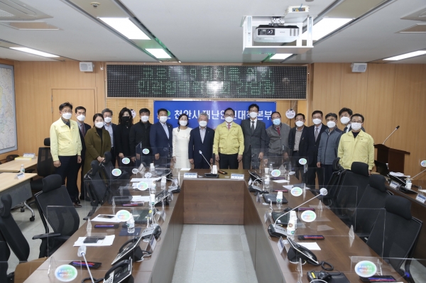 지난 15일 천안시가 코로나19 퇴치 민관위원회 간담회를 진행하고 있다.