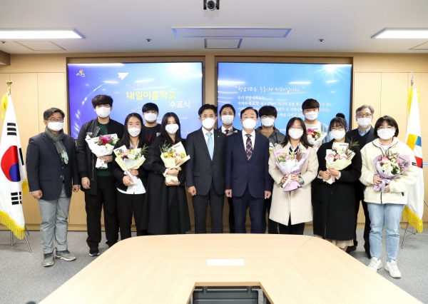 지난 20일 한밭대학교는 내일이룸학교 수료식을 진행하고 관계자와 수료생들이 전체 기념촬영을 하고 있다.(왼쪽에서 여섯 번째 최병욱 한밭대 총장, 여덟 번째 설동호 대전시교육감)