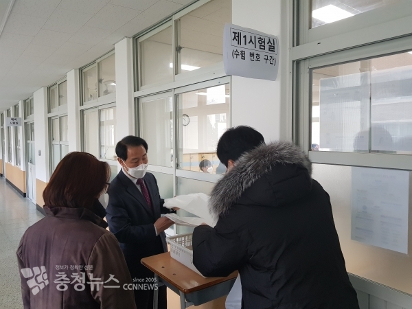 시험장 학교를 점검하는 김병규 부교육감