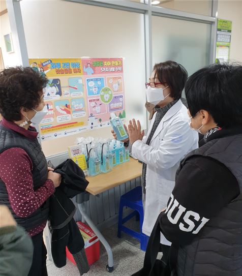 구강보건센터에서 불소용액을 배부하고 사용법을 설명하고 있다.