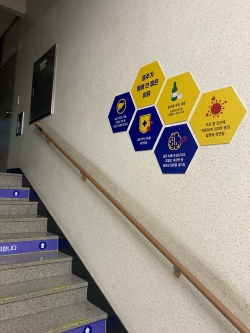 계단 홍보물 설치 장면