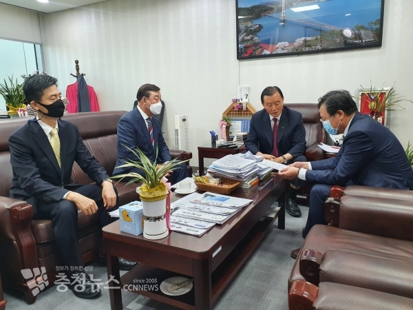 지난달 20일 황선봉 예산군수(왼쪽에서 두번째)가 삽교역사 신설 관련 내용을 국회의원과 기재부 관계자에게 건의하는 모습