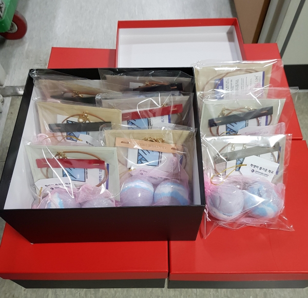 천안여상 창업동아리 학생들이 천안시 감염병대응센터에 전달한 위문품