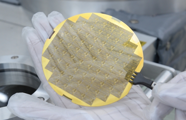 ETRI 연구진이 개발한 레이더 반도체 송수신기용 질화갈륨 스위치 집적회로 웨이퍼 모습.