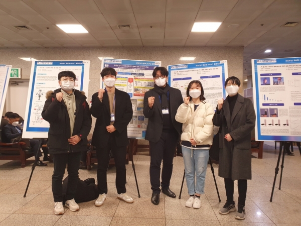 대한설비공학회 ‘제8회 HVAC 경진대회’에서 장려상을 수상한 한밭대학교 설비공학과 박하사탕 팀과 조진균 지도교수(가운데)가 기념촬영