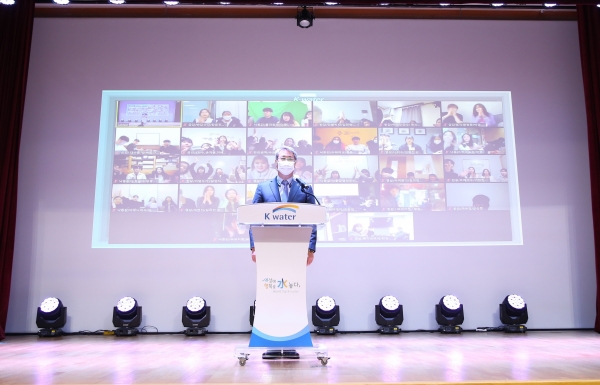 물과 환경의 소중함을 알리는 활동을 이어온 ‘제14기 한국수자원공사 대학생 서포터즈’ 온라인 수료식을 진행하고 있는 박재현 한국수자원공사 사장. 뒤편 화면으로는 온라인으로 수료식에 참석한 서포터즈 대원들이 보이고 있다.