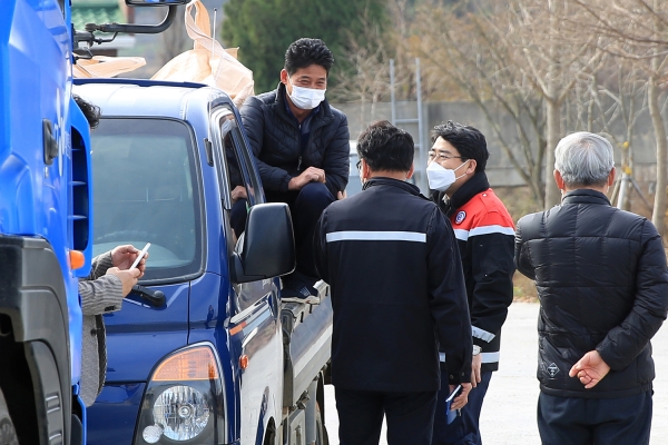 24일 오전 대산농협미곡종합처리장(청량농창)을 방문해 지역 주민들과 대화하는 장면