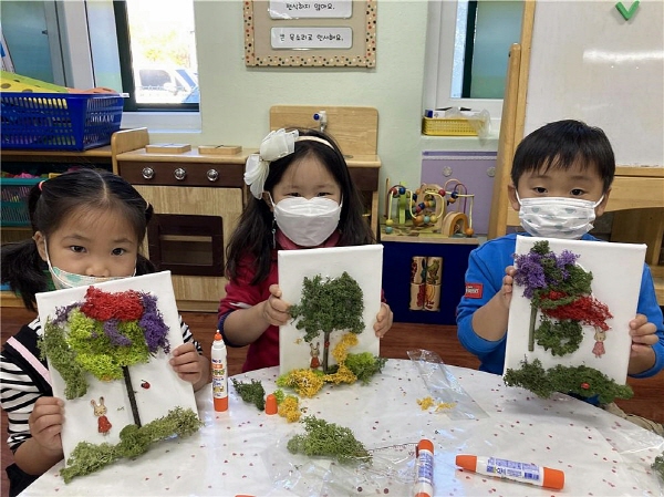 사회적가치 우수사례로 선정된 농어촌공사 농촌체험꾸러미사업을 통해 어린이들이 천연이끼로 액자만들기 체험