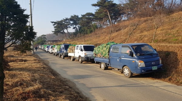 사랑의 땔감 나누어주기 행사 모습