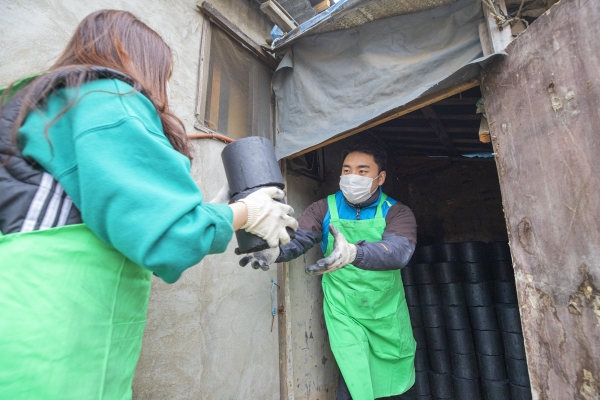 KT&G복지재단 관계자가 경기도 포천의 한 저소득 가정에 연탄을 전달하고 있는 모습.