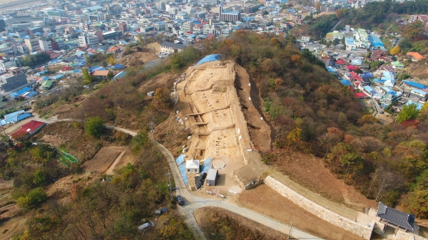 ‘서천읍성’에서 온전한 모습으로 드러나 (남측성벽 전경)