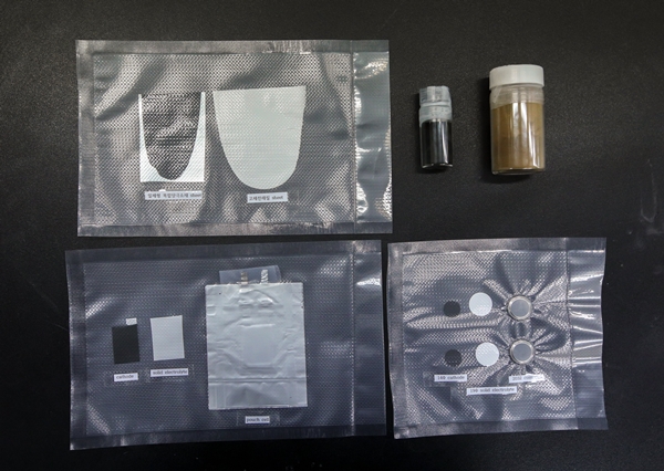 생기원 스마트에너지나노융합연구그룹 임진섭 박사 연구팀이 개발한 일체형 복합양극소재와 이를 이용한 전고체전지 시제품.