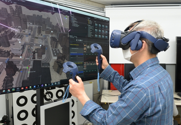 연구진이 개발한 VR 멀미 정량 분석 기술을 이용해 멀미가 저감된 콘텐츠를 체험하고 있는 모습