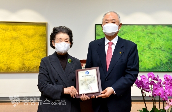 왼쪽부터 신달자 시인, 장택현 대학혁신위원장