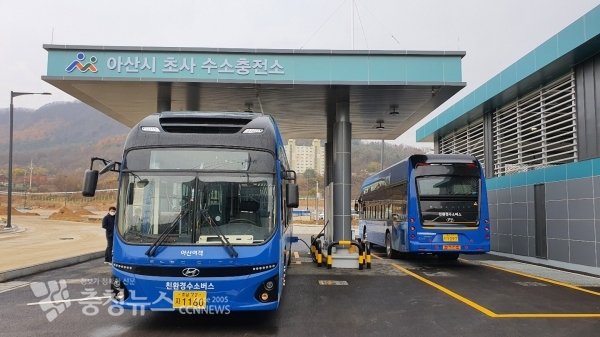 초사 수소충전소에서 수소시내버스 시험충전을 하고 있다.