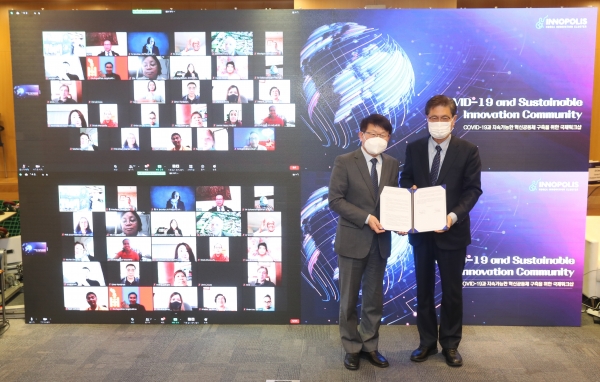 26일 15시(현지시각) 대덕테크비즈센터 콜라보홀에서 온라인 플랫폼(ZOOM)을 통하여 전 세계 17개국 17개 국내외 유관기관 및 혁신클러스터 간 코로나 19에 맞서 혁신 공동체 간 국제공조 강화를 도모하는 공동선언문(코뮤뉘케)을 채택하였다.(오프라인(서명) 대표 :　좌측부터 특구진흥재단 양성광 이사장, 충남대학교 오덕성 前 총장