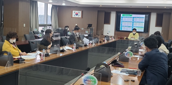 지난 27일 시청 중회의실에서 아동친화도시 추진위원회 회의를 진행하고 있다.