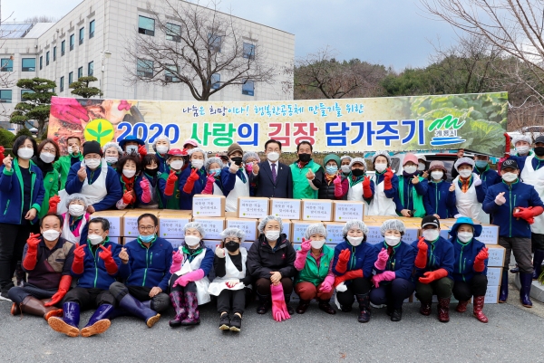 계룡 최홍묵 시장과 새마을 회원 일동 단체사진