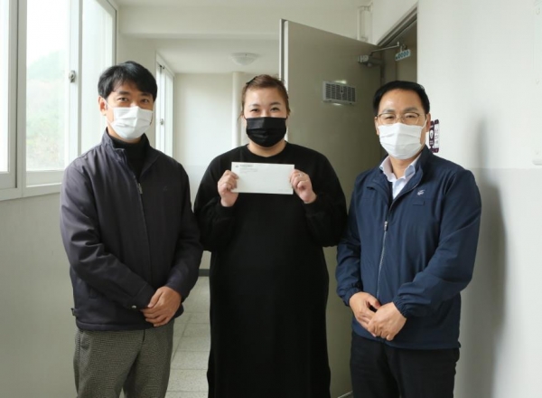 대전도시철도공사 기계환경팀 이상준 과장이(사진 왼쪽)이 정부 포상금 100만원  전액을 난치병을 앓고 있는 A모군 가정(서구 관저동 거주)을 찾아 기부했다.