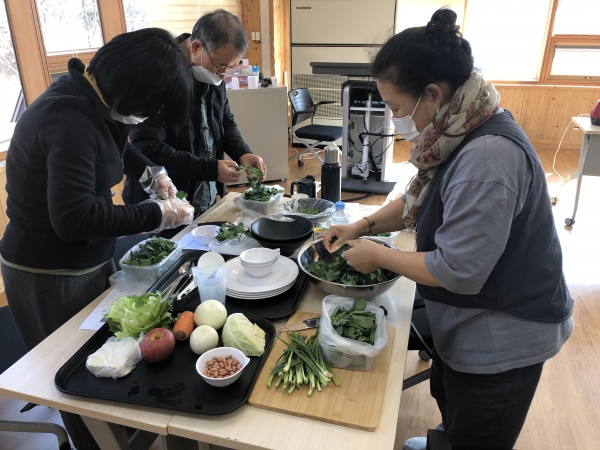 산림생태텃밭 임산물을 활용한 치유음식 만들기 프로그램 운영