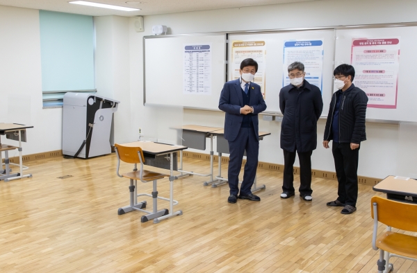 최교진 교육감(왼쪽)이 보람고등학교를 방문해 수능시험장 준비상황을 점검하고 있다.