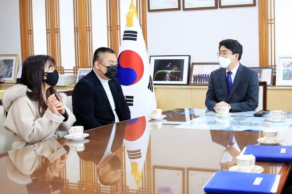 지난 30일 서태후봉사단과 행복실천바자회 수익금 기탁식 후 대화장면