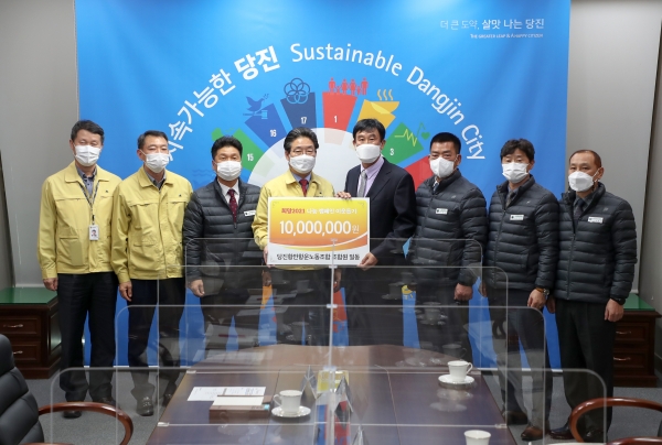 당진항만항운노동조합 전달식 사진(오른쪽 김봉균 위원장)