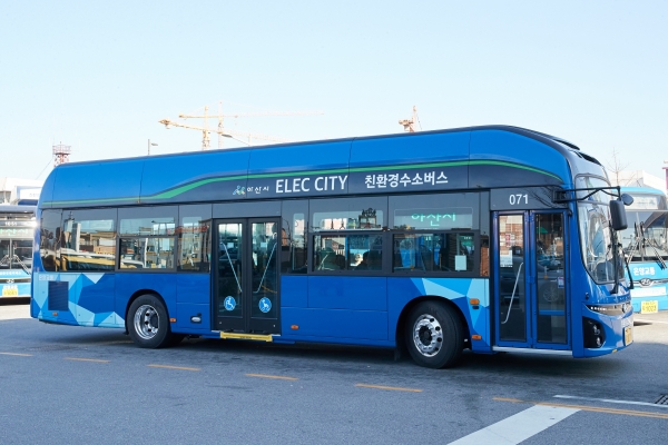 수소버스 정차된 사진