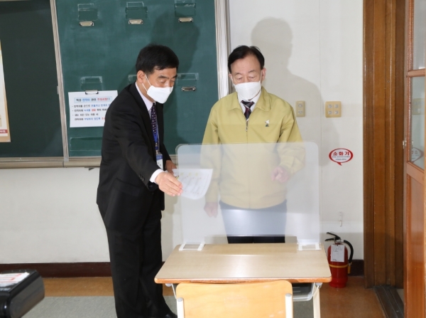 설동호 교육감이 1일 대전 송촌고 시험장에 설치된 칸막이 책상을 살펴보고 있다.