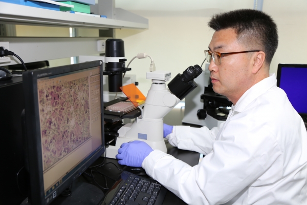 국제인삼약초연구소 연구원들