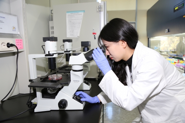 국제인삼약초연구소 연구원들