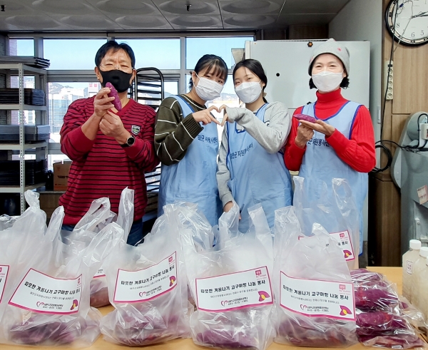 ‘사랑의 고구마빵’ 봉사 모습.