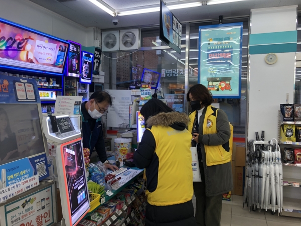 천안시와 경찰서, 청소년유해환경감시단의 합동 점검 모습