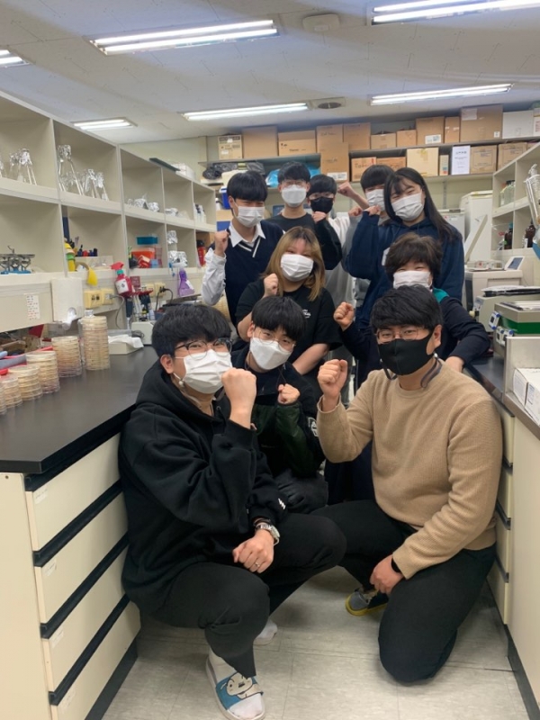 박진숙교수(오른쪽 앞에서 2번째)와 연구원들 사진