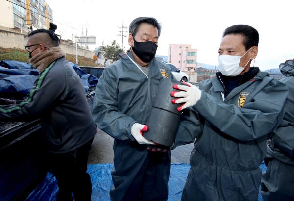 ​지난 5일 원북면의 한 기초수급자 가구에서 연탄 봉사에 구슬땀을 흘리고 있는 가세로 태안군수 모습.​