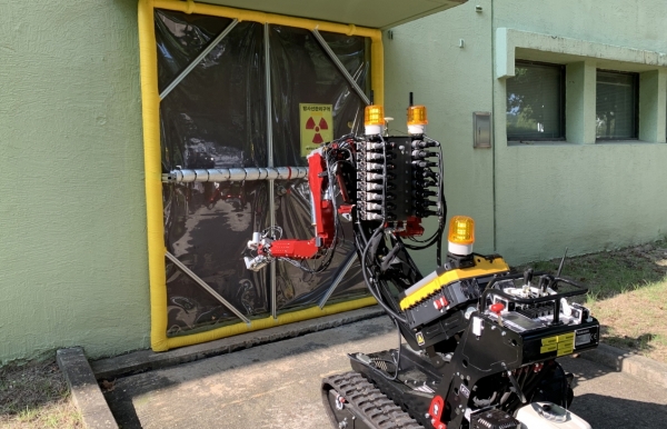 원자력연구원이 개발한 암스트롱 로봇이 차폐막을 설치하고 있다