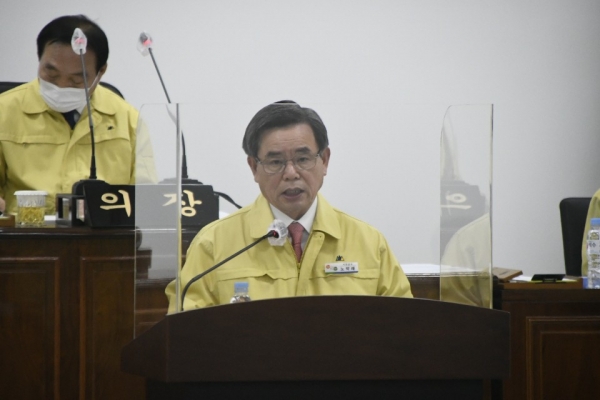 제287회 서천군의회 제2차 정례회에서 2021년 예산안 제출에 따른 시정연설을 하는 노박래 군수