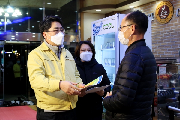 맹정호 서산시장이 호수공원 음식점을 방문해 사회적 거리두기 준수여부 점검과 방역수칙 안내 홍보물을 배부하는 장면