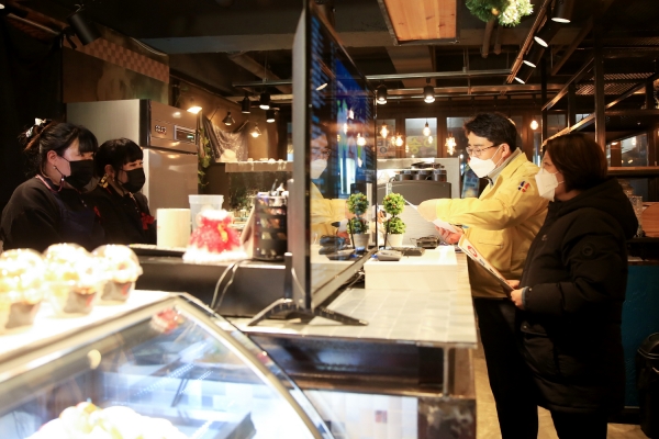 맹정호 서산시장이 커피숍에 들러 사회적거리두기 격상에 따른 조치사항 홍보물 배부장면