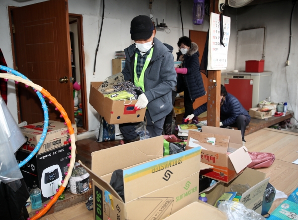 기초수급자 가정 주거환경개선 봉사활동 모습