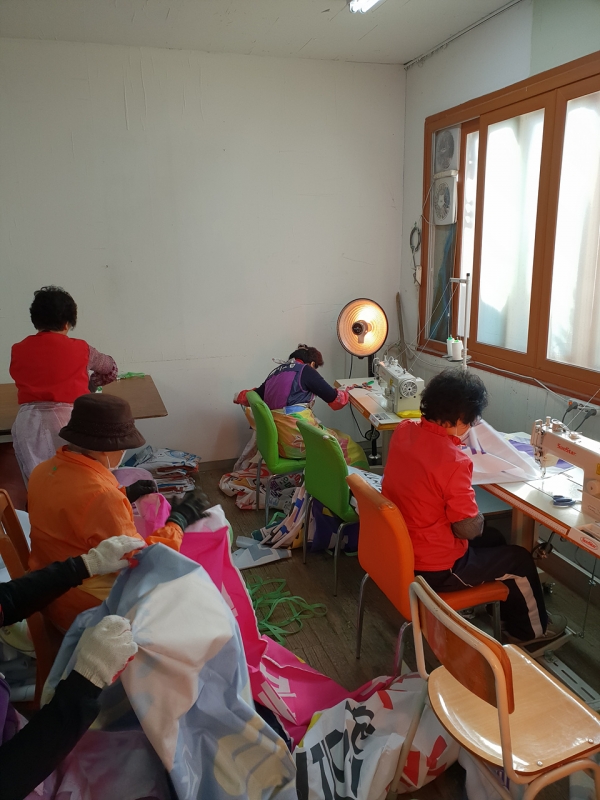 올해 공익형 노인일자리 참여 장면(폐현수막 재생사업)