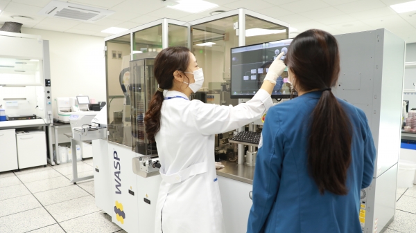 국립대학교병원 최초로 진단검사의학과에 임상미생물검사 전자동 시스템을 구축