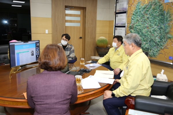 ‘노인정책 전환을 위한 온텍트 토론회’ 참여중인 문정우 금산군수