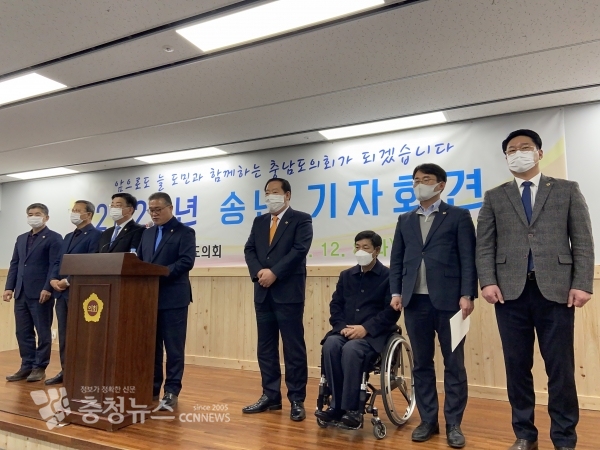 왼쪽부터) 조철기 교육위원장, 이계양 안전건설소방위원장 전익현 제1부의장, 김명선 의장, 조길연 제2부의장, 정병기 행정문화위원장, 안장헌 기획경제위원장, 홍기후 의회운영위원장