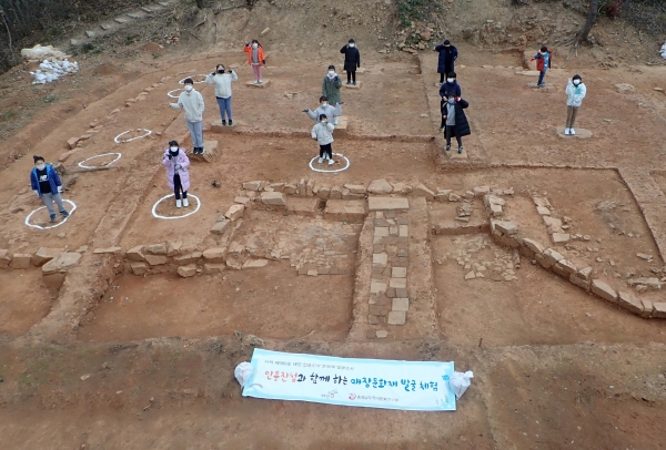 지난 3일 고고학 발굴 체험 프로그램에 참여한 원북초등학교 학생들 모습.