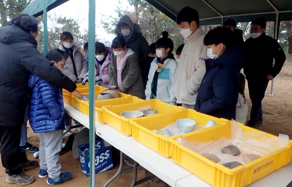 지난 3일 고고학 발굴 체험 프로그램에 참여한 원북초등학교 학생들 모습.