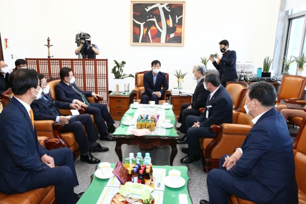 한국광업공단 법안 부결 주민 서명서 전달 장면