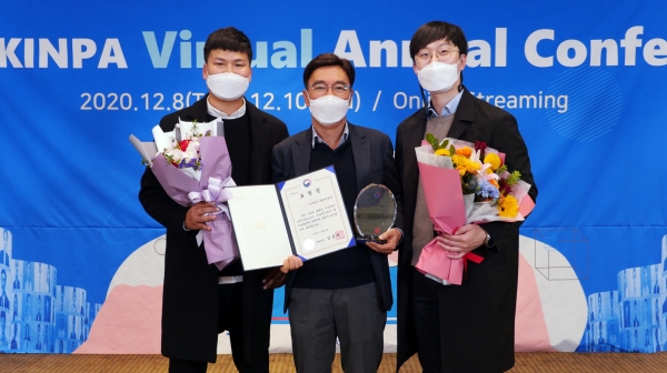 KT&G 올해의 지식재산경영기업 특허청장상 수상 / 사진은 김종열 KT&G R&D본부 미래기술연구소장(가운데)이 수상 후 기념사진 촬영을 하는 모습